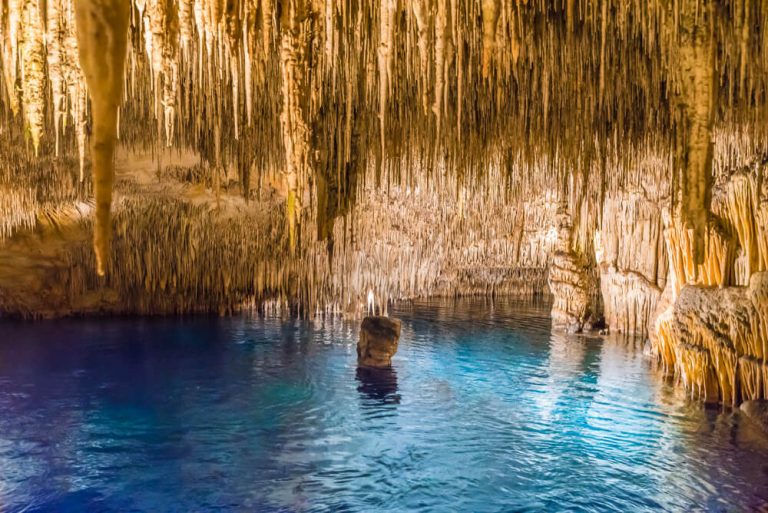 5 cuevas que visitar en España
