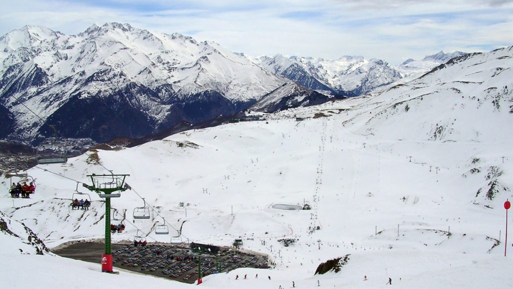 Vista de la estación de esquí de Formigal desde la pista del Collado.